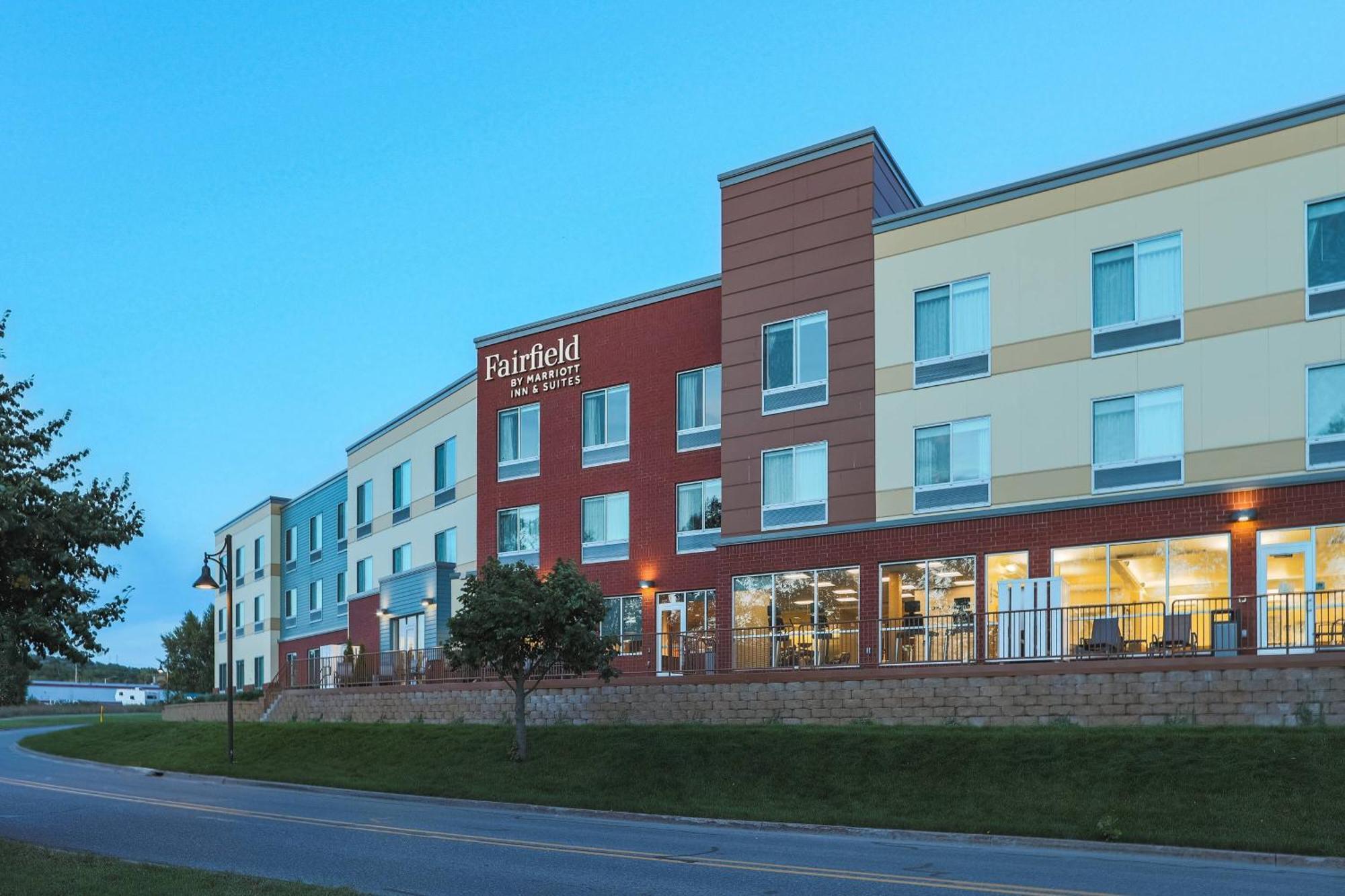 Fairfield Inn & Suites Marquette Exterior photo